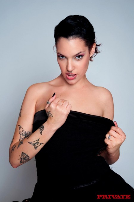 Мелкогрудая татуированная малышка Silvia Ruby с гладкой киской снимает платье и берется за хуй