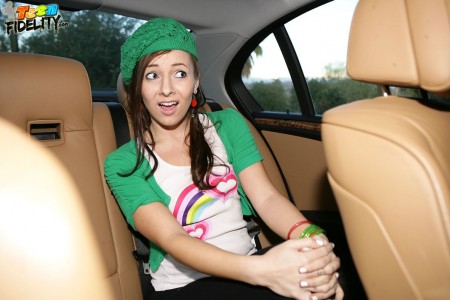 Девочка-подросток с маленькой грудь и большой попкой Ashli Orion трахает пальчиками свою бритую киску в душе, а потом трахается