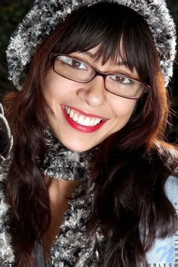 Девушка без трусиков в очках Pebbles Nubiles раздвигает ножки и показывает киску