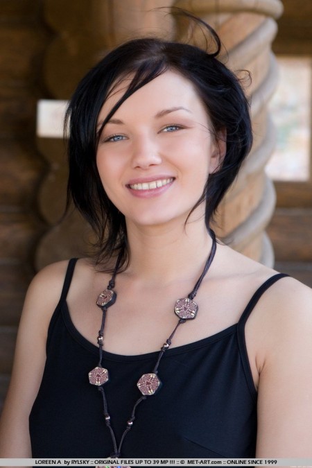 Темноволосая цыпочка подросткового возраста Loreen A фотографируется крупным планом на природе