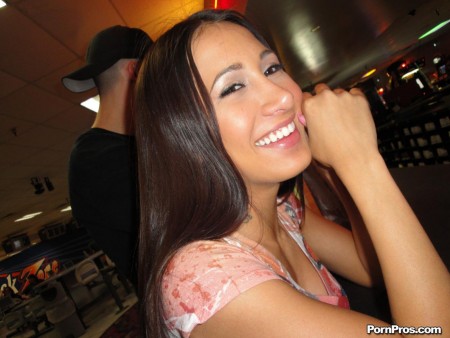 Подтянутая брюнетка красотка Amia Moretti с мировыми округлыми буферами взяла длинный мясистый орган в спальне