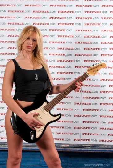 Длинноногая блондинка, любительница хэви-метала Sylvia Diamond занимается сексом с качком в сапогах