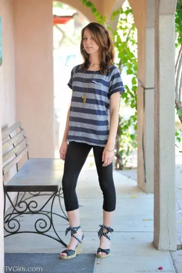 Худая темноволосая девушка с голубыми глазами Allie Rose раздевается до трусиков на природе