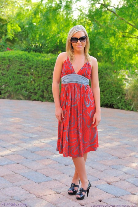 Блондинка Ally Kay в красном платье, снимает трусики и трахает себя в киску огурцом