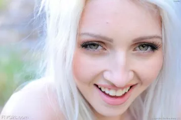 Худая плоскогрудая блондинка Layden Sin показывает свою прелестную бритую киску