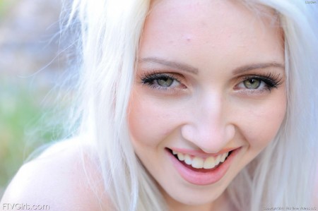 Худая плоскогрудая блондинка Layden Sin показывает свою прелестную бритую киску