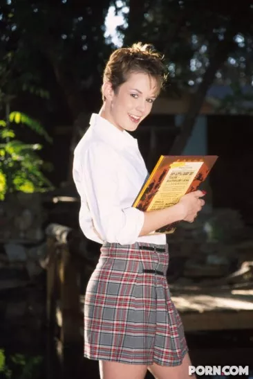 Милая студентка Claire Bandit раздвигает ноги и трахается в киску