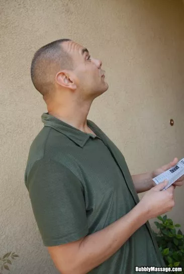 Счастливчик залез в купальник с великолепной малышкой Holly West, которая дрочит ему хуй