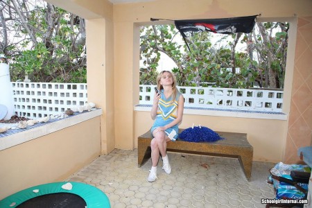 Девочка-подросток Kelly Klass снимает трусики и занимается сексом