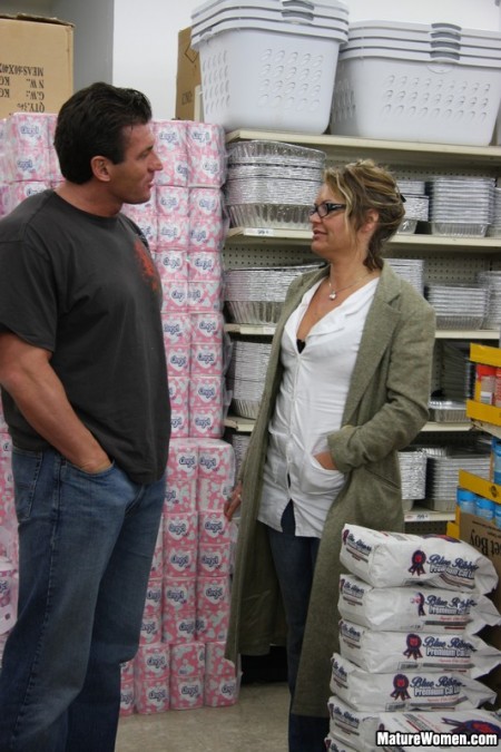 Сексуальная мамочка в красных чулках Kelly Leigh отдает свою киску на растерзание