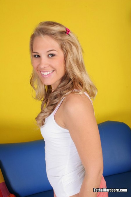 Сладкая малышка Kimberly Kiss и грудастая зрелая красотка Darla Crane сосут член и показывают свои киски