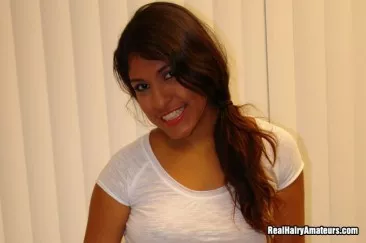 Волосатая латинка Laurie Vargas дает рассмотреть свою покрытую спермой киску после секса