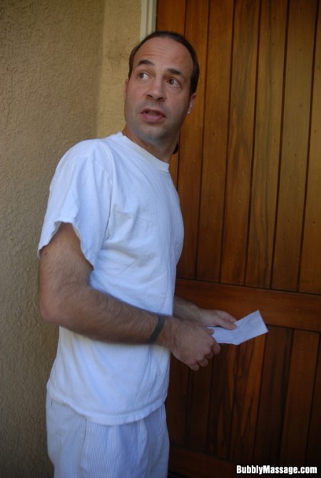 Брюнетка в пене Mikayla  ласкает член парня