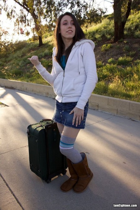 Юная шалава Janie Jones с длинными ногами отдала свою лысую киску крутому мужику