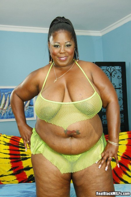 Шоколадная толстушка Sabrina Love с большими титьками и жопой снимает свое нижнее белье