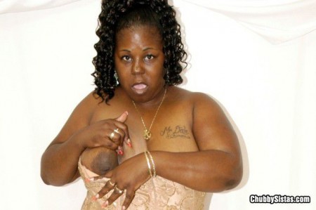 Кудрявая черноволосая шалава Sabrina Love ловит выстрелы спермы после порева