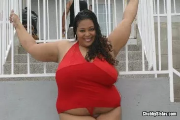 Пухлая негритянка Sasha Brabuster получает много спермы после того, как татуированный мужик вытрахал ее пухлую киску